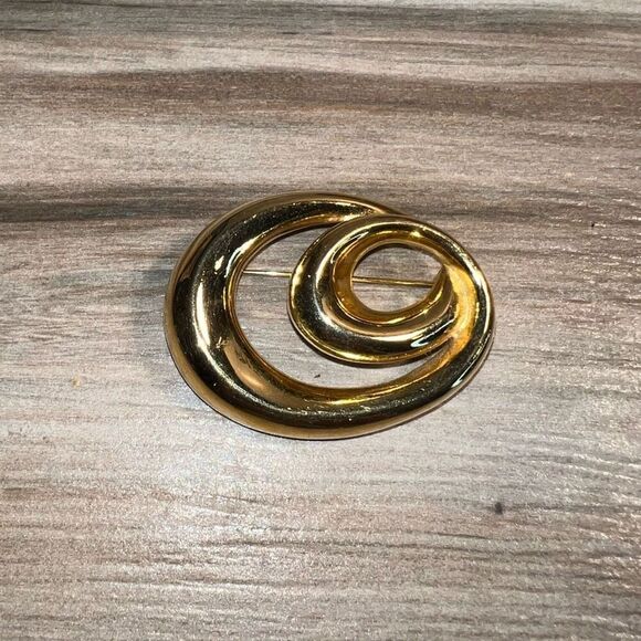 Givenchy Chunky Sculptural Brooch/Pin Paris Gold Tone Signed Classic Collector - Picture 1 of 6